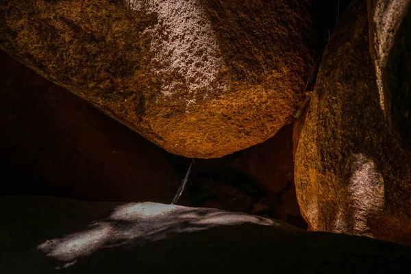 Ongelooflijke La Grotte du Diable. Huelgoat. Bretagne. Frankrijk — Stockfoto