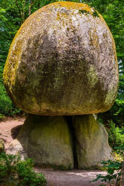 Rocher Champignon bulmak inanılmaz bir taş heykel,