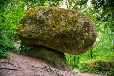 Rocher Champignon bulmak inanılmaz bir taş heykel,