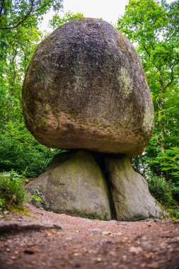 Rocher Champignon bulmak inanılmaz bir taş heykel,