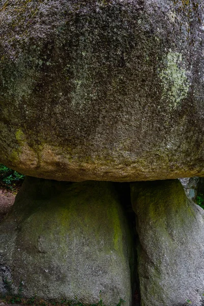 Rocher champignon ist eine erstaunliche Steinskulptur, die in der Nähe von — Stockfoto