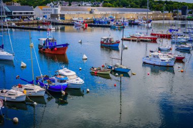 Concarneau limanında gemiler ve gemiler var. Brittany. Fransa
