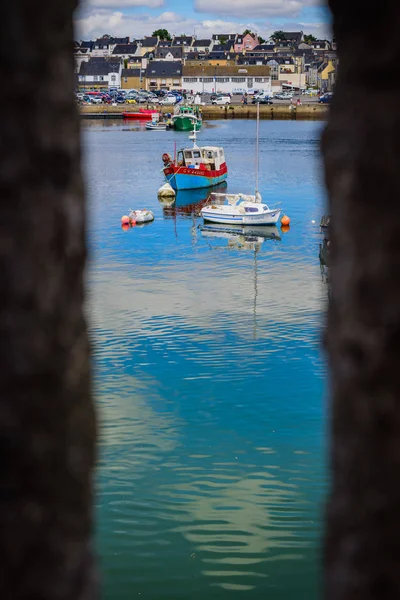 Barcos y barcos en el puerto de Concarneau. Brittany. Francia — Foto de Stock