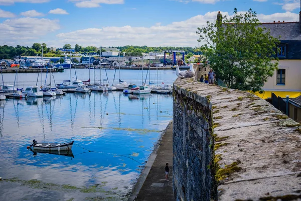 Kis halászhajók Concarneau kikötőjében. Bretagne-ban. Franciaország — Stock Fotó