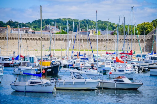 Båtar och fartyg i hamnen i Concarneau. Bretagne. Frankrike — Stockfoto