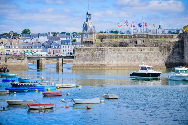 Łodzie i statki w porcie Concarneau. Brittany. Francja — Zdjęcie stockowe