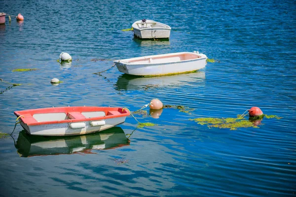 Kis halászhajók Concarneau kikötőjében. Bretagne-ban. Franciaország — Stock Fotó