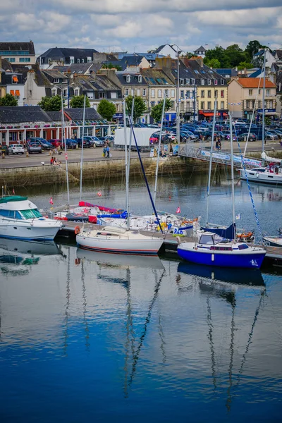 Csónakok és hajók Concarneau kikötőjében. Bretagne-ban. Franciaország — Stock Fotó