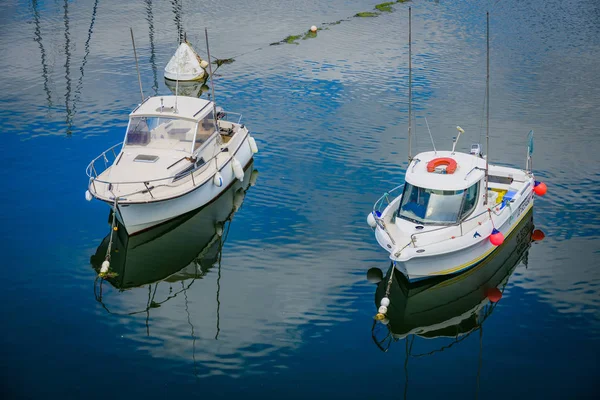 Pequeños barcos de pesca en el puerto de Concarneau. Brittany. Francia — Foto de Stock