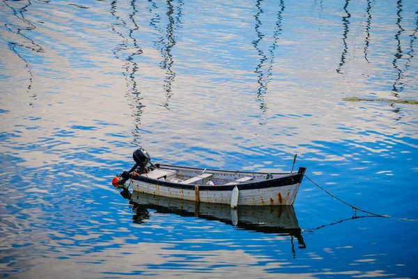 Malá rybářská loď v přístavu Concarneau. Brittany. Francie — Stock fotografie