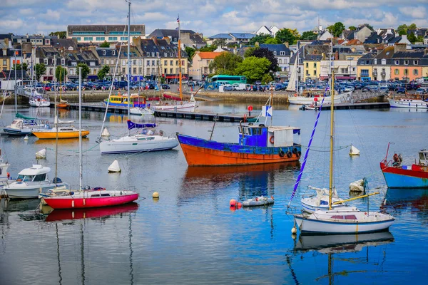Concarneau limanında gemiler ve gemiler var. Brittany. Fransa