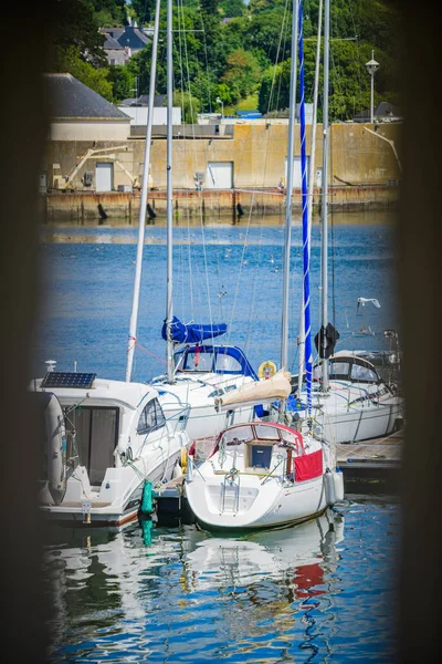 Barcos y barcos en el puerto de Concarneau. Brittany. Francia — Foto de Stock