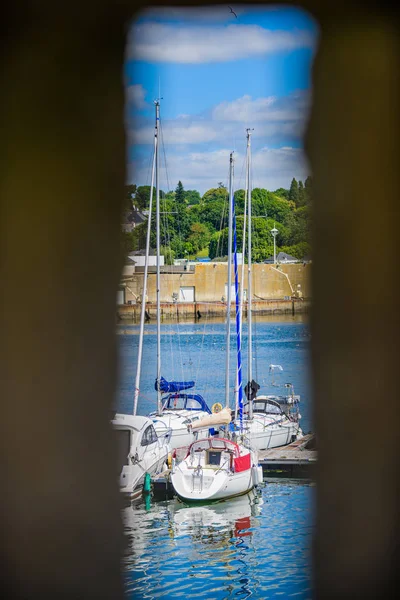 Łodzie i statki w porcie Concarneau. Brittany. Francja — Zdjęcie stockowe