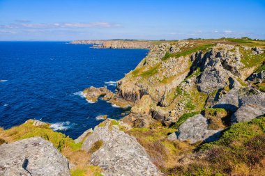 Crozon Yarımadası 'nda inanılmaz bir deniz manzarası var. Finister. Britanya..