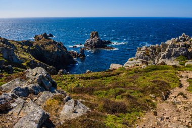Crozon Yarımadası 'nda inanılmaz bir deniz manzarası var. Finister. Britanya..