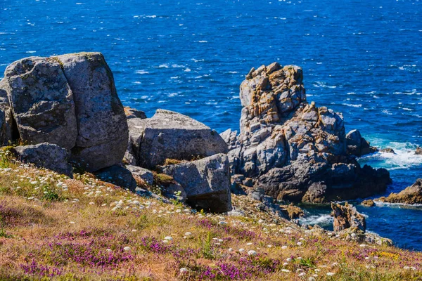 Uma paisagem marítima incrível na Península de Crozon. Finister. Bretanha. . — Fotografia de Stock