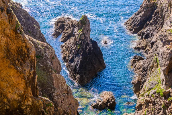 Otroligt sjölandskap på Crozonhalvön. Fruktansvärt. Bretagne. — Stockfoto