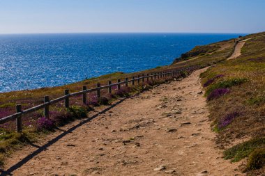 Crozon Yarımadası 'nda inanılmaz bir deniz manzarası var. Finister. Britanya..