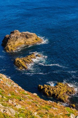 Crozon Yarımadası 'nda inanılmaz bir deniz manzarası var. Finister. Britanya..
