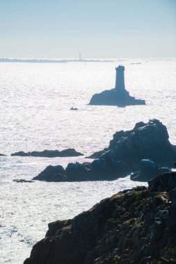 Cape Sizun'daki deniz feneri, Pointe du Raz. Finister, ne kadar iyi. Brittany, ne kadar. Fra