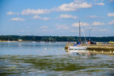 Concarneau kasabası yakınlarındaki kıyı manzarası. Brittany. Fransa