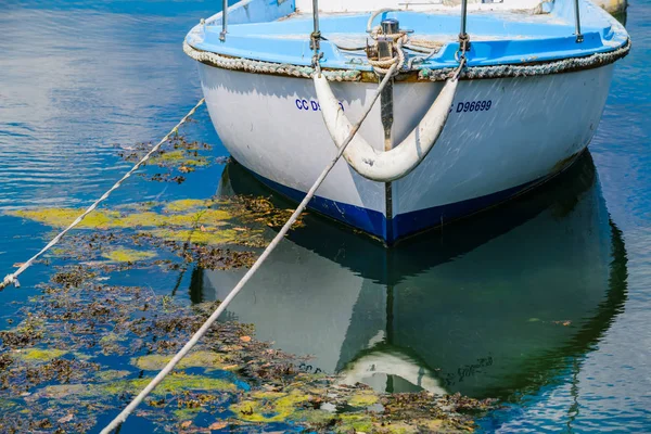 Egy kis halászhajó töredéke egy napsütéses napon. Bretagne-ban. Szám — Stock Fotó