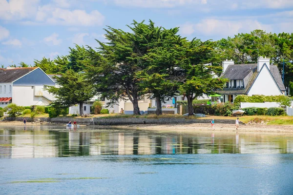 Vista de la costa cerca de la ciudad de Concarneau. Brittany. Francia — Foto de Stock