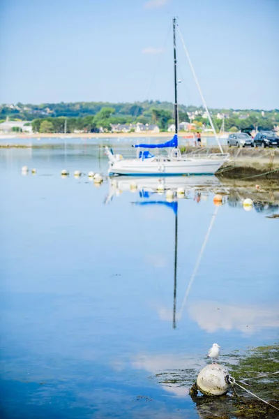 Un pequeño barco pesquero en un día soleado. Brittany. Francia — Foto de Stock