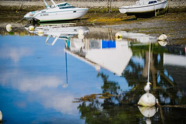 Kilátás a partra közel a város Concarneau. Bretagne-ban. Franciaország — Stock Fotó