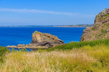 Crozon Yarımadası 'nda inanılmaz bir deniz manzarası var. Finister. Britanya..