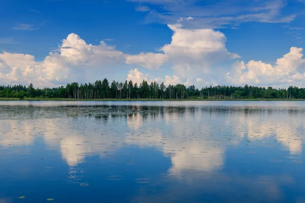 호수에 구름이 반사되어 보이는 — 스톡 사진