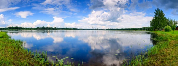 Wspaniała Panorama Odbiciem Chmur Leśnym Jeziorze — Zdjęcie stockowe