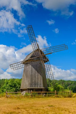 Tarlada terk edilmiş eski ahşap değirmeni