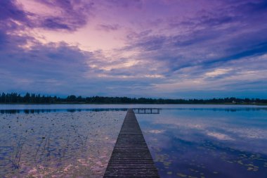 Saklı bir gölde çok güzel bir akşam.