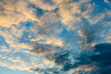 Gün batımında bulutları olan en güzel gökyüzü.