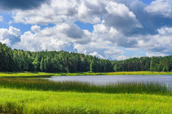 Wspaniały Krajobraz Jeziorem Polami Stogami Siana Wspaniałymi Chmurami Niebie — Zdjęcie stockowe