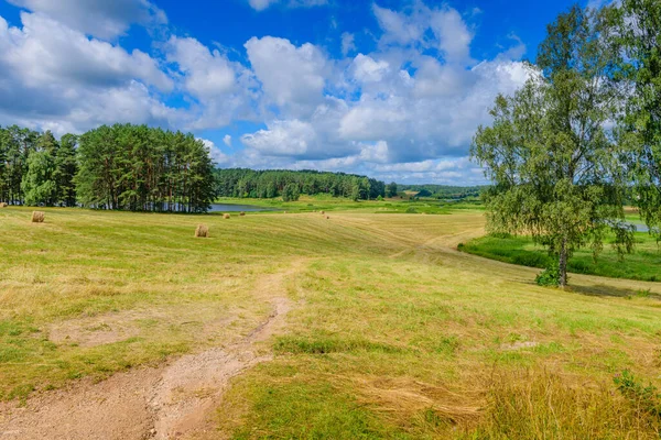 Atemberaubende Landschaft Mit Feld Heuhaufen Und Unglaublichen Wolken Himmel Stockfoto