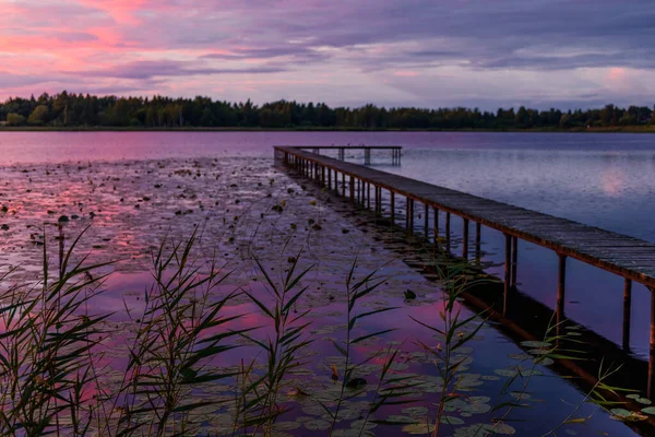 아름다운 호수에 나무로 부두가 — 스톡 사진