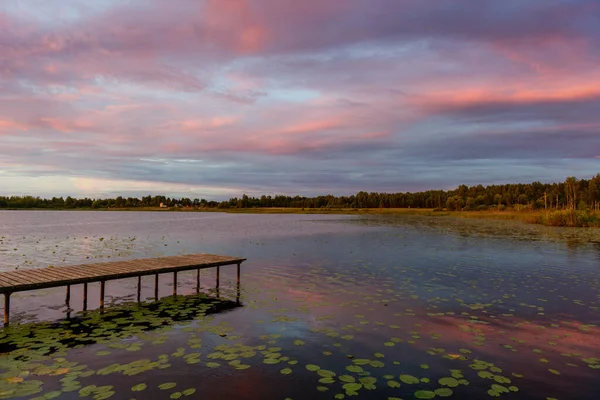 Niesamowity Krajobraz Zachodu Słońca Drewnianym Molo Przepięknym Leśnym Jeziorze — Zdjęcie stockowe