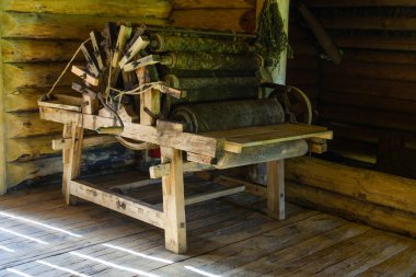 Eski bir Rus kulübesinin içi.