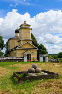 Eski bir malikanede şaşırtıcı derecede güzel küçük bir kilise.