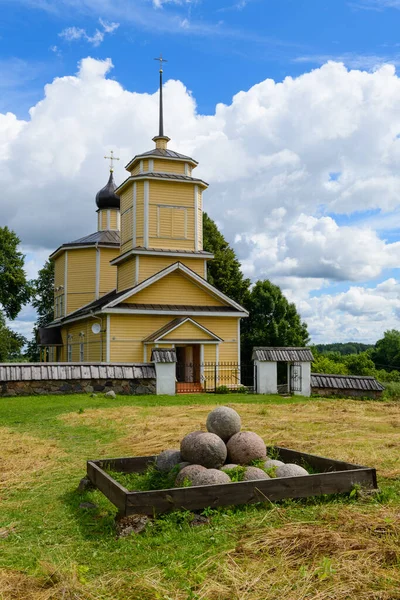 Eski bir malikanede şaşırtıcı derecede güzel küçük bir kilise.