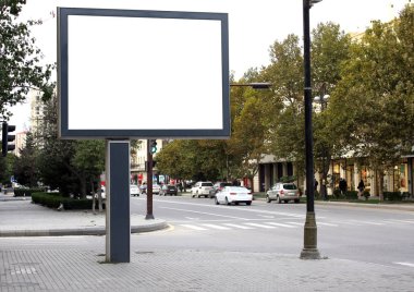 Sokak ve ağaçlar yanında yeni reklam için boş billboard.