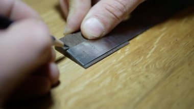 İşlenecek parçanın wenge üzerinden marangoz işaretler