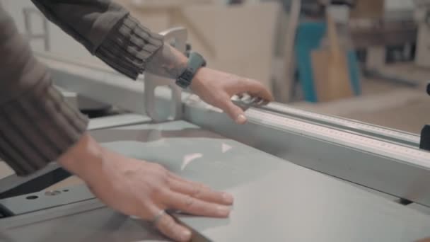 家具制造商在模切机上锯切工件 — 图库视频影像