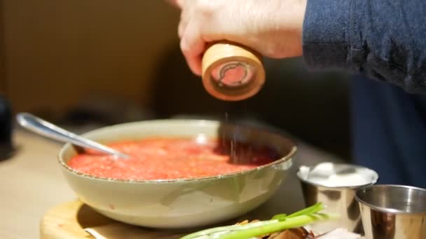 餐馆里的一个男人用胡椒粉 波什特 洋葱和面包做汤 — 图库视频影像