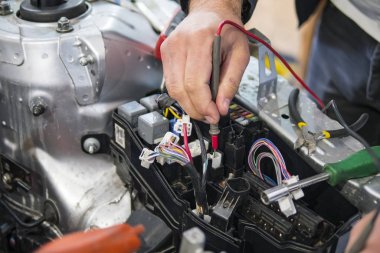 araba elektrikçi tamir araba, test ve sigortalar ve nippers