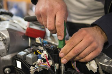 araba elektrikçi tamir araba, test ve sigortalar ve nippers