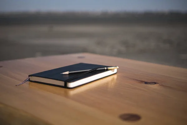 Loft masasında defter ve kalem. çatı mobilya