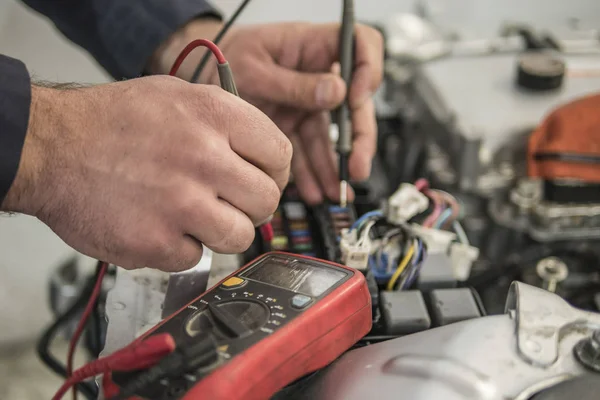 araba elektrikçi tamir araba, test ve sigortalar ve nippers
